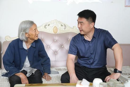 章丘区教体局党组书记,局长刘国兴入户调研扶贫情况