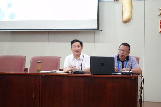 济南二中校长林昭军为2017级同学做心理辅导讲座
