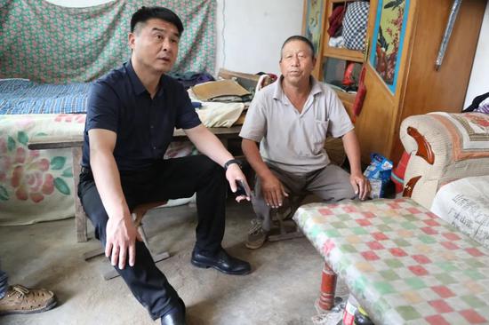 章丘区教体局党组书记局长刘国兴入户调研扶贫情况