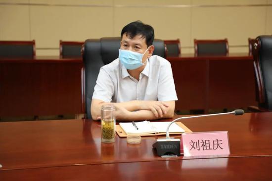 与危重症医学科副主任李洪波为市总工会全体干部职工做抗疫事迹报告