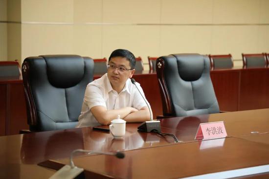 与危重症医学科副主任李洪波为市总工会全体干部职工做抗疫事迹报告