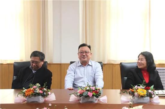 巾帼展风采奋进绽芳华章丘五中召开庆三八女教工代表座谈会