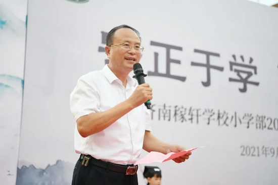 局长,济南市历城区第二中学党委书记,校长李新生发表致辞,阐释了学校