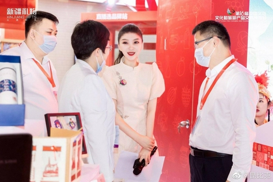 当然,也正是通过主持各类风格的晚会及活动,昆比克·努尔提升了专业