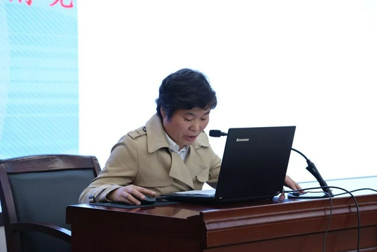 陈艳丽老师执教的是"文言文复习之简答题复习",分为"探角度,明方向","