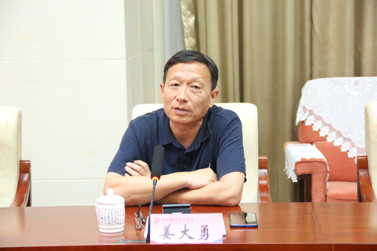 姜大勇介绍了聊城大学龙舟比赛项目取得的经验.