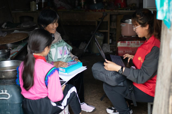 志愿者对留守儿童进行家访