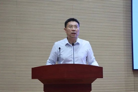 博兴县委书记高志国致辞,滨州职业学院党委委员,副院长王进博代表受助
