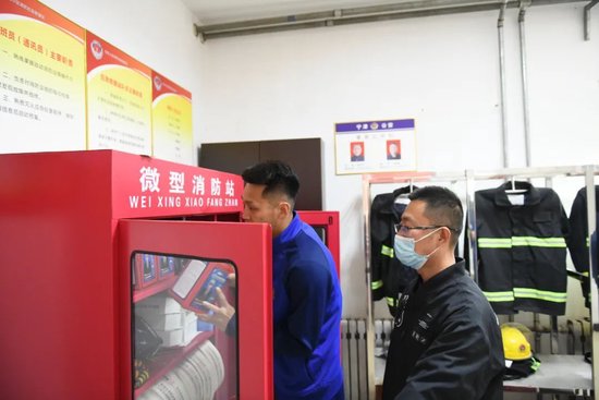 消防站内配齐配全消防车,干粉灭火器,水带,消防斧,消防服,强光手电