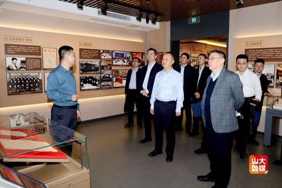 新浪山东>教育>新闻播报>正文签约活动前,王卫中一行参观了校史馆和