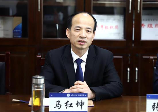 副校长左振华,校长助理宋华岭,苏东平及有关部门负责人陪同活动.