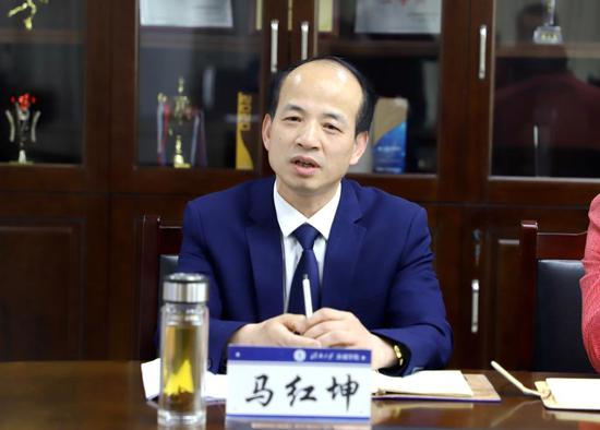 校长马红坤,集团教学与人力资源部总监吴金舟,副校长左振华,校长助理