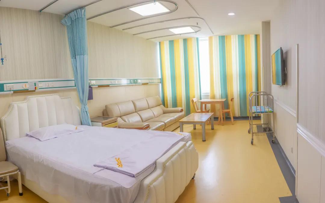 明亮,温馨的病房无独有偶,在初五下午16点31分,产房又顺利臀位接产1位