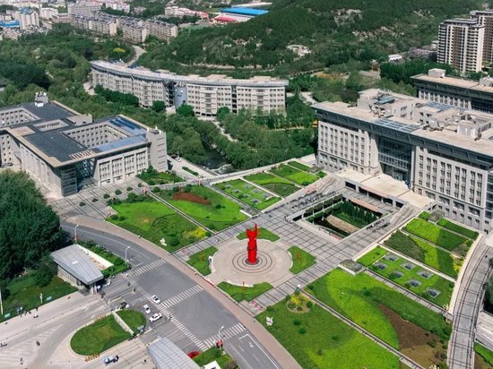 从天空的视角探索济南大学的校园,带你领略校园的另一面风情