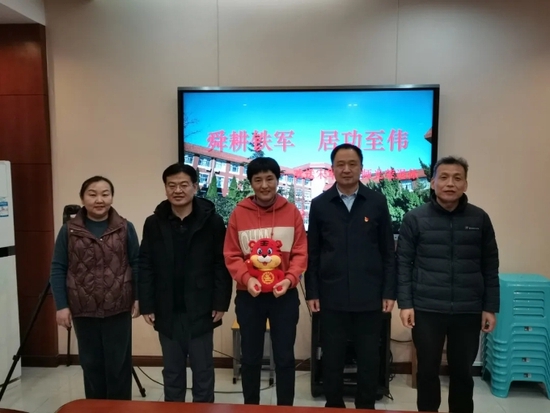 舜耕铁军居功至伟济南舜耕中学为宋军伟老师举行光荣退休仪式