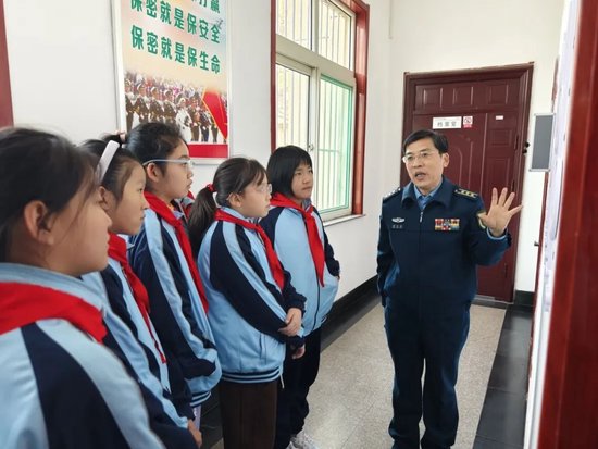 济南市章丘区汇泉小学国防绿点亮开学第一课