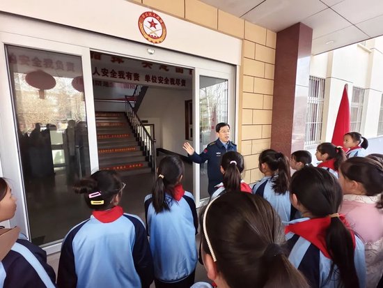 济南市章丘区汇泉小学国防绿点亮开学第一课