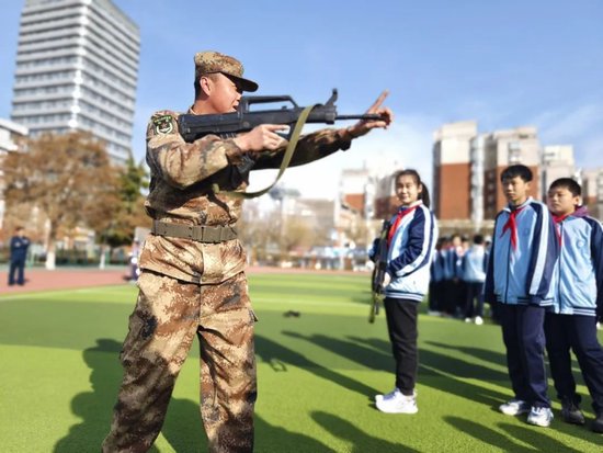 济南市章丘区汇泉小学国防绿点亮开学第一课