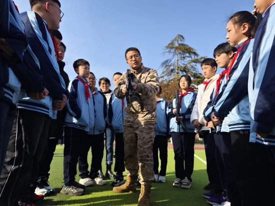 济南市章丘区汇泉小学国防绿点亮开学第一课