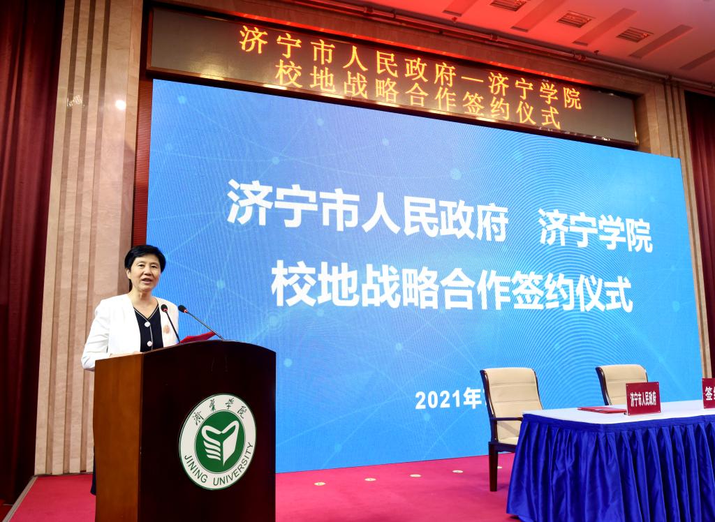 &nbsp;李志红主持签约仪式