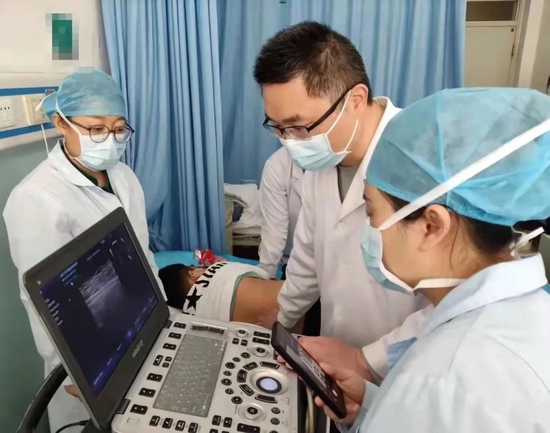 超声科主治医师周恒行床旁彩超定位