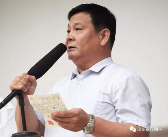 2018届全体学生深深三鞠躬,行谢师礼,感恩学校和老师的悉心培养.