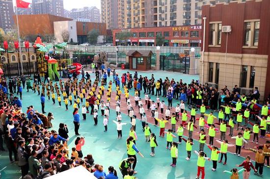 济南历下区保利华庭幼儿园举办首届亲子运动会