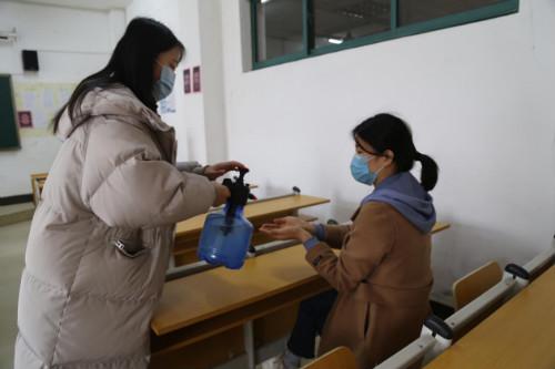 组织学生间隔就坐