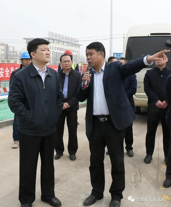 王成来宁津县人民医院调研综合病房楼项目建设情况