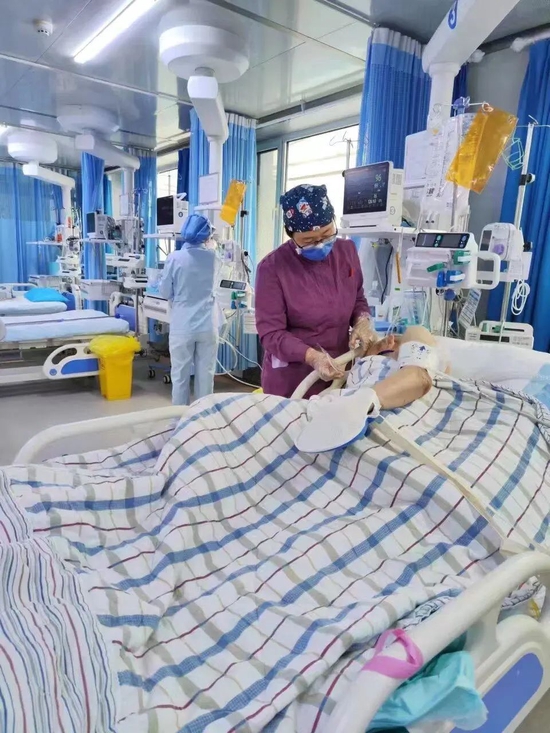 "别着急,可以试试俯卧位通气,利用翻身床,翻身器或人工徒手操作,使