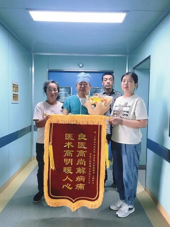 两面锦旗的"深情告白":宁津人民医院麻醉科的温暖守护_新浪山东_新浪
