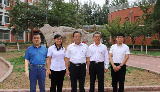 学校党委书记,校长万传兵和办公室主任张雪梅的筹谋下,章丘五中第一个