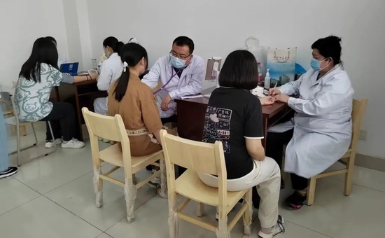 各学校体检现场德州市立医院承担德州一中(东,西校区),德州跃华学校