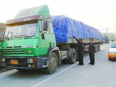 近日晚上,驾驶超载大货车的苏某为了躲避同三高速交警的处罚,偷偷将车