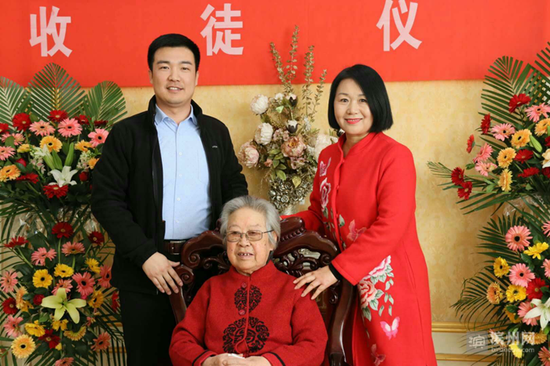 这也是继荆延国拜师李岱江,史萍拜师郎咸芬之后,市吕剧团第三位正式