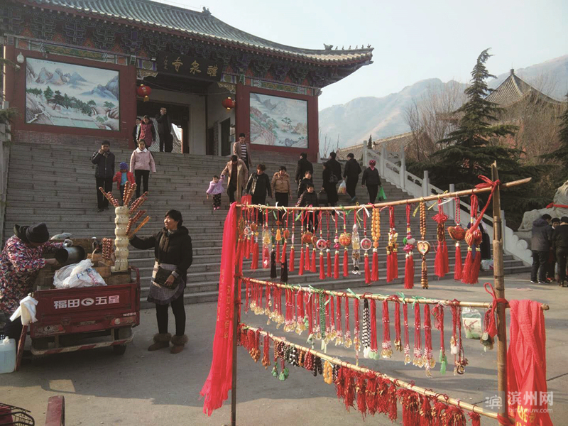 春节期间游客到滨州邹平县醴泉寺祈福