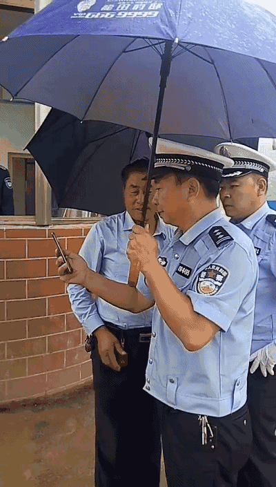 雨天顶着学生抢行 鲁r15v76女司机鞠躬认错 接受交警处罚