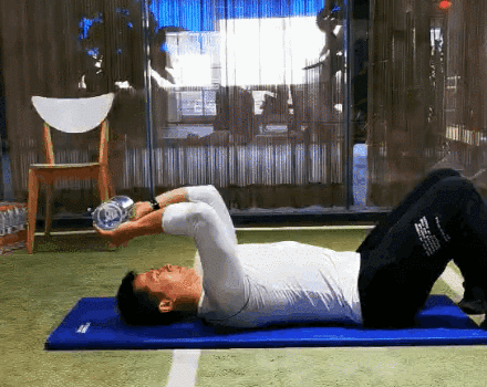 04板凳臂屈伸动作要领:屈髋屈膝90°,双手支撑凳子边缘,双手分开不要