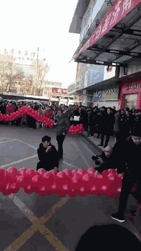 济南商家:4000个气球 玩出别样的"开门炮"