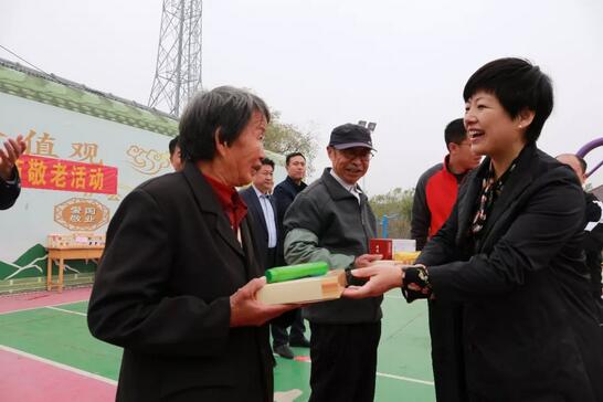 滨州市民政局局长张金梅为农村养老积分志愿者代表现场兑换礼品