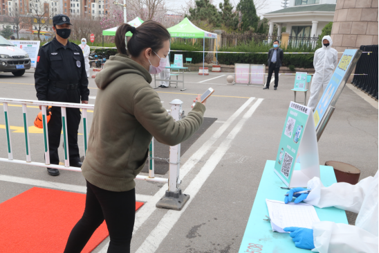 【大众网·海报新闻】青工院的守望者:爱国爱校卫生活动与入校演练联合进行!我们等你“回家”!