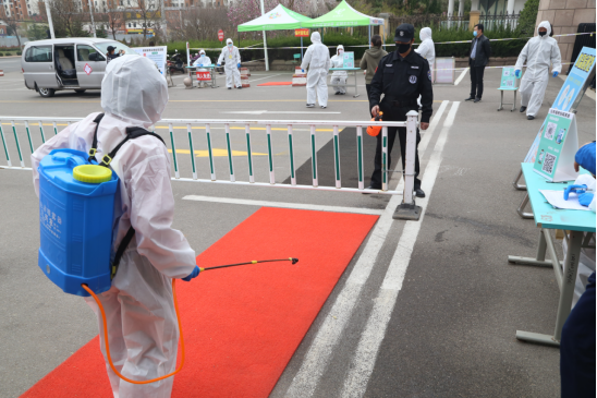 【大众网·海报新闻】青工院的守望者:爱国爱校卫生活动与入校演练联合进行!我们等你“回家”!