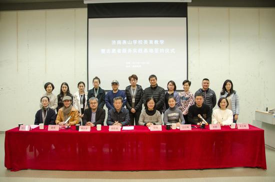 仪式中,燕山学校党委书记,校长陆锋和省美术馆党总支书记柳延春分别