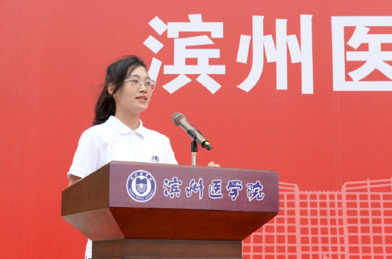 本科新生代表、公共卫生与管理学院田嘉瑶同学发言