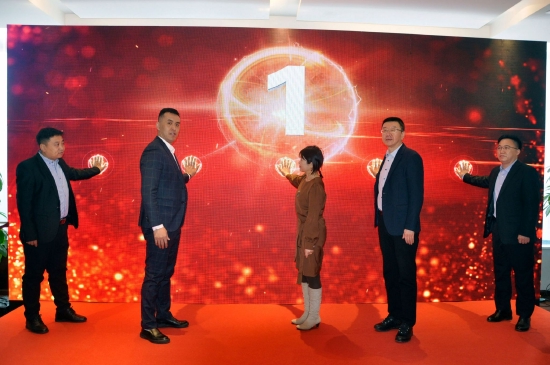 济南体验中心启动仪式,与会嘉宾为体验中心按下腾飞发展的起航键!宁夏贺兰山东麓葡萄酒(济南)体验中心正式成立。宁鲁合悦,携手未来!