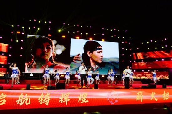 歌曲:《同爱同在》