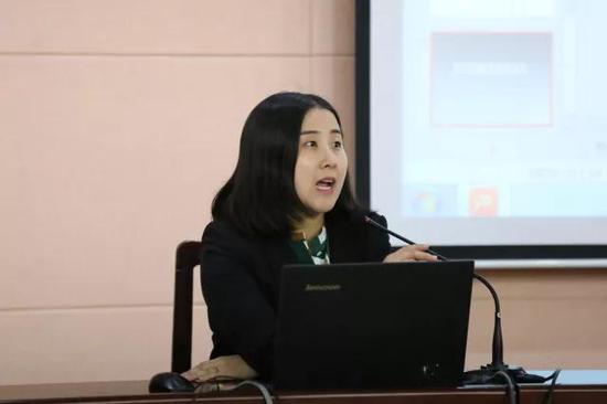 首先,由历城二中2017年度读书人物获得者王宴明,刘焕春老师作读书报告