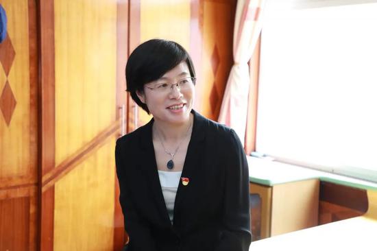 青岛市崂山区领导走访慰问退休老干部和困难党员