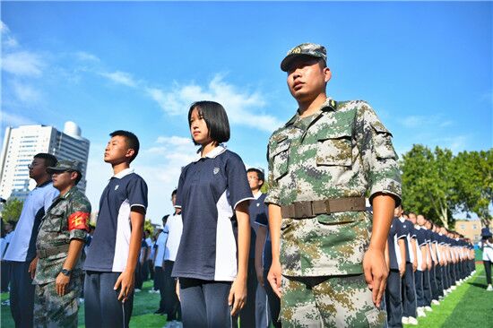 济南九中2020级进行军训汇演