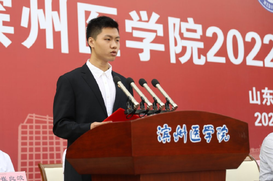 本科新生代表、口腔医学院李承羲同学发言